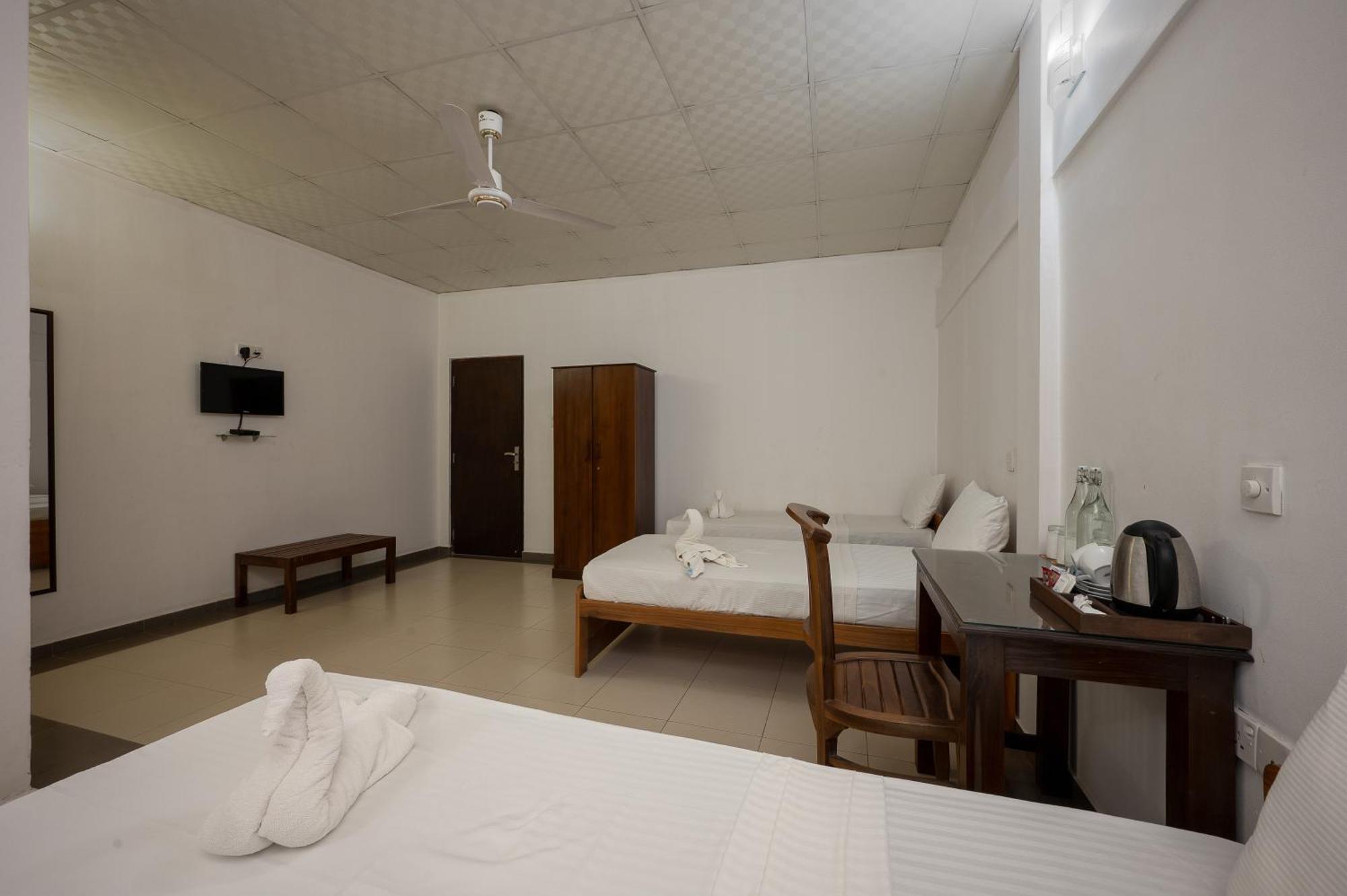 Hotel Oviya Vavuniya Экстерьер фото