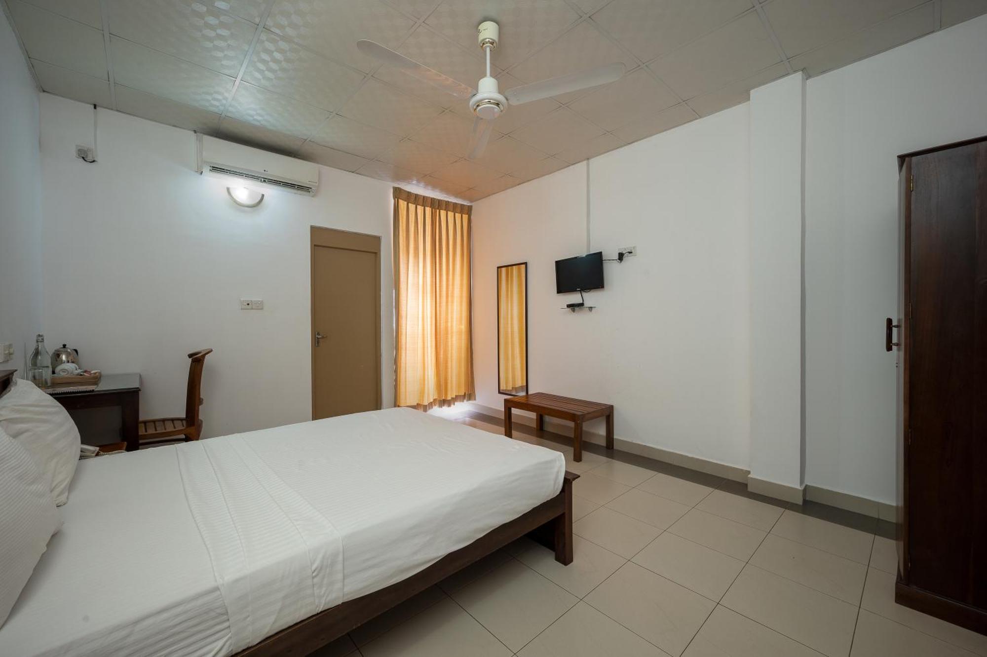 Hotel Oviya Vavuniya Экстерьер фото
